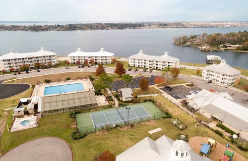Conroe Apartment | Charming + Kitchen + Pool + Free wi-fi - 2BD /2BA
