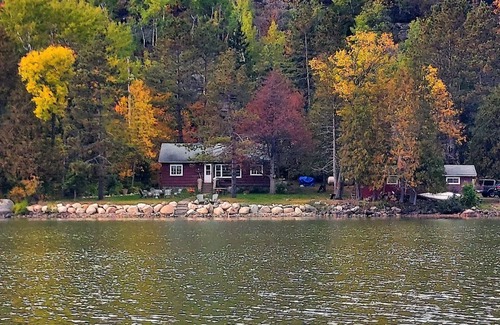 Ely Cottage | Charming lakeshore cottage in Ely. The perfect family or couples getaway.