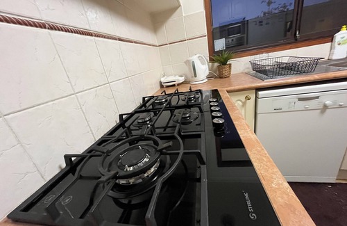 Florey House | Charming large 3 bed-home with free parking