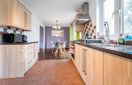 Hainault House | Charming Large 3 Bedroom House/Garden in Greater London, Chigwell