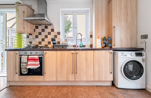 Hainault House | Charming Large 3 Bedroom House/Garden in Greater London, Chigwell