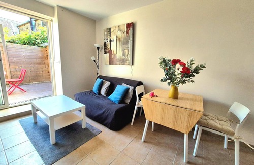 Taden House | Charming little house with pretty terrace