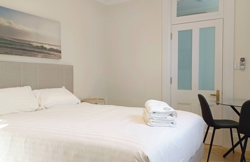 Forest Lodge Cabin | Charming lodge with AC, mins walk to SYDU and bus stop