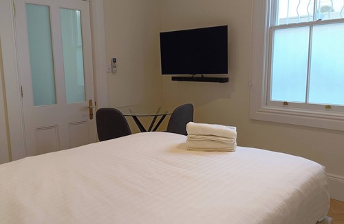 Forest Lodge Cabin | Charming lodge with AC, mins walk to SYDU and bus stop