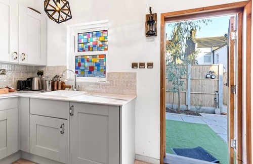 Harringay Apartment | Charming Log Cabin with Hot Tub and Grill