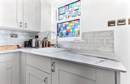 Harringay Apartment | Charming Log Cabin with Hot Tub and Grill