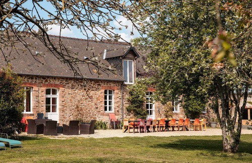 Saint-Fort Cottage | Charming longère, vast green spaces, private covered swimming pool