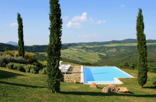 Il Poggio Villa | Charming & luxurious country villa, designer interiors, heated pool, great views