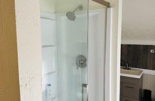 Buena House | Charming Modernized Farmhouse