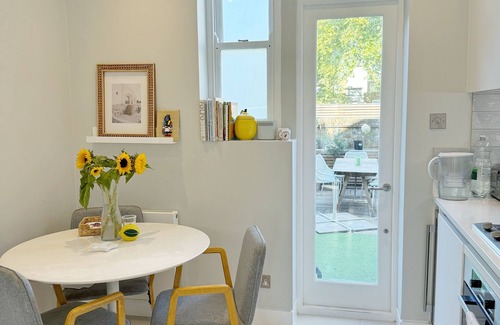 Holland Park Apartment | Charming Notting Hill 2 Storey Flat with Terrace with Private Entrance