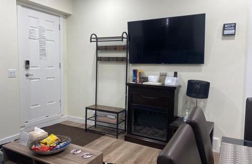 Calgary Apartment | Charming Oasis Tranquil Suite 8 min Airport, AC