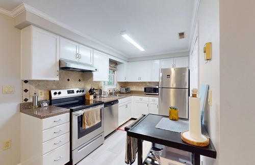 Ocean Pines House | Charming Ocean Pines home w/private deck, full kitchen, washer/dryer, AC & WiFi