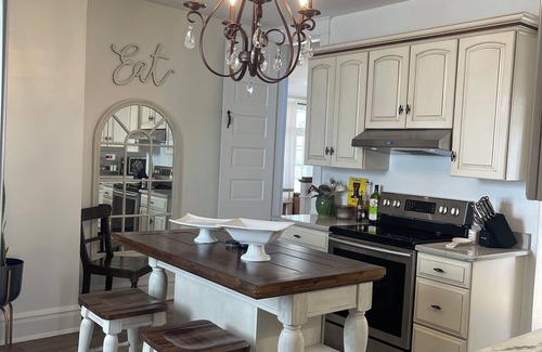 Bridgewater House | Charming Pet-Friendly Stay: Walk BC, 7.5 mi to JMU, walk to Dining, Parks & more