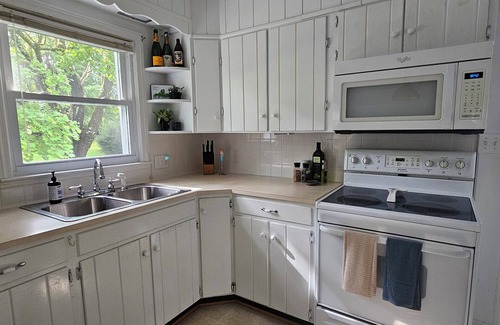 Blacksburg House | Charming, pet friendly 4-bedroom house, close to VT and downtown Blacksburg.