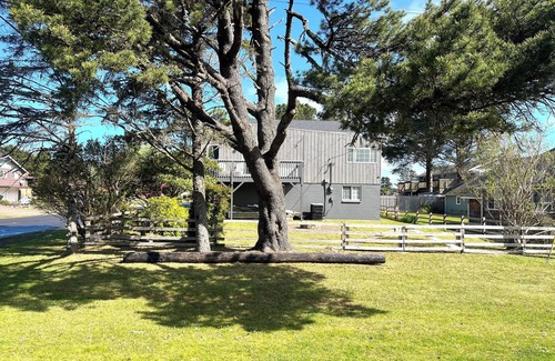 Long Beach House | Charming Private Home - Walk to DT and the Beach!