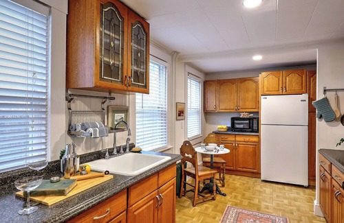 Top of the Hill Apartment | Charming private oasis downtown Newport