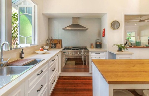 Edge Hill House | Charming Queenslander with Pool – Perfect Family or Friends Getaway in Cairns