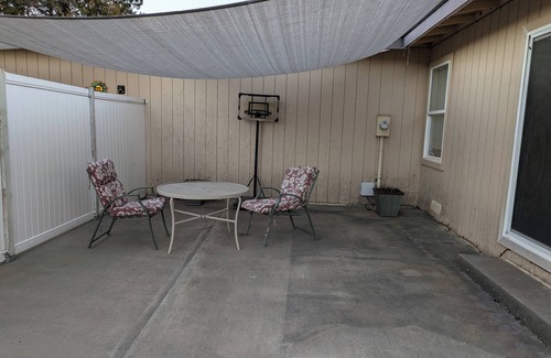 Pendleton House | Charming,Quiet,spacious 3-bedroom duplex minutes to all the Events in Pendleton