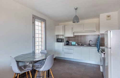 Parilly Apartment | Charming, quiet T2 with terrace, 3 minutes from the metro and Parc de Parilly