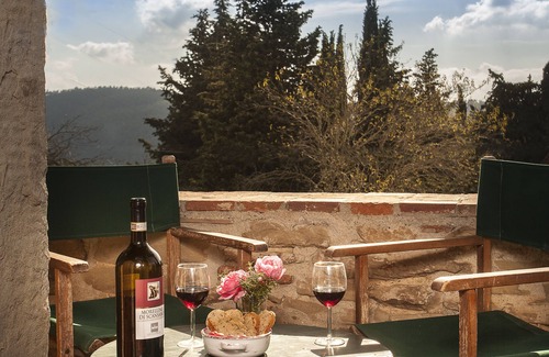 Scheggia Apartment | Charming recently renovated Apt 3bd/2bt in Tuscan countryside w shared pool