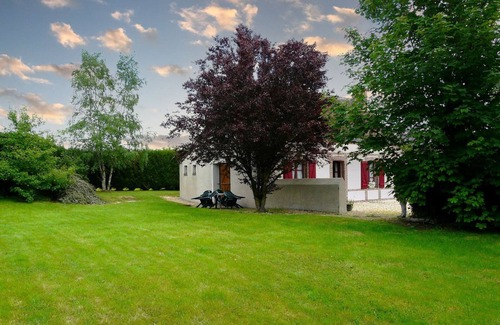 La Saucelle Cottage | Charming Renovated Cottage with Garden, BBQ, WiFi & Family Amenities Near Paris