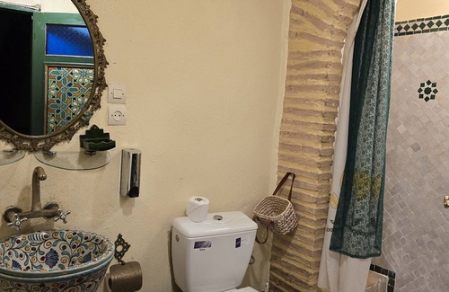 Fes House | Charming riad with 8 bedrooms and WiFi, AC in welcoming Fes