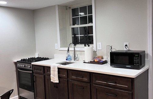 Coraopolis Apartment | Charming River Front 1-bedroom apartment in delightful Coraopolis with AC, WiFi