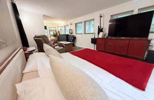 Anderson House | Charming Romantic Lakefront Cottage or Guest Room Depending on Availability Near Golf