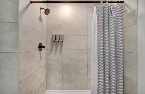 Silverthorne Hotel | Charming Room Near Silverthorne's Best Ski Slopes! Pets Allowed!