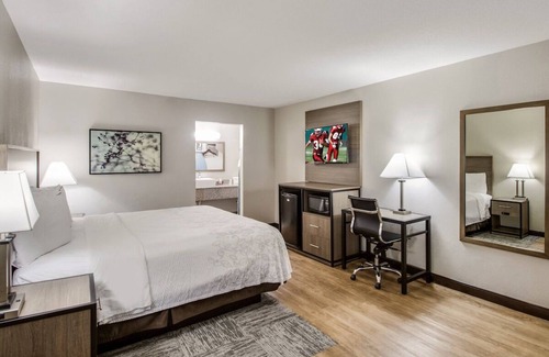 Addison Hotel | Charming Room with Outdoor Pool & Free Parking - Relaxing Stay