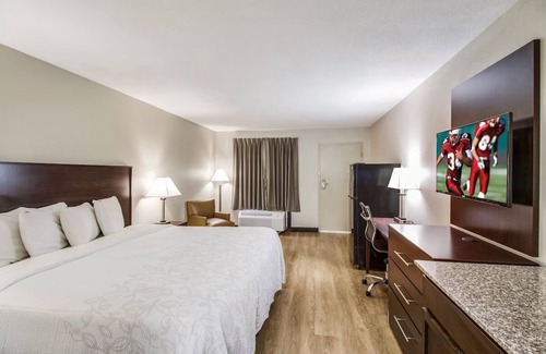 Addison Hotel | Charming Room with Outdoor Pool & Free Parking - Relaxing Stay