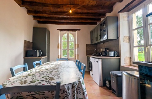 Belabre Cottage | Charming Rural Retreat with Shared Pool - 3 BR, Private Garden, Close to Nature Parks