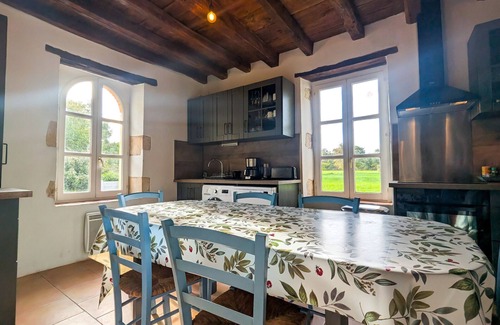 Belabre Cottage | Charming Rural Retreat with Shared Pool - 3 BR, Private Garden, Close to Nature Parks