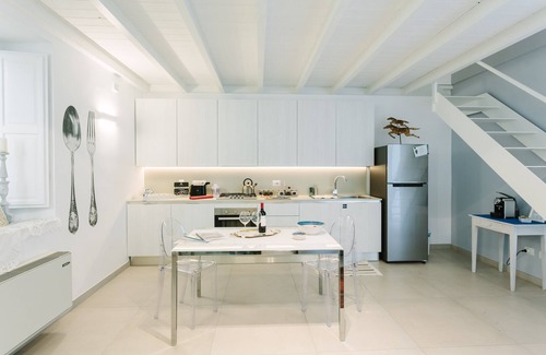 Ortigia Apartment | Charming Sea-View Hideaway in Ortigia. WiFi, Lift and 2 Bikes. Pet-friendly.