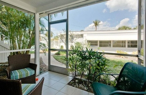 Siesta Key Village Condo | Charming Siesta Key Village Vacation Condo - Unbeatable Location, Free WiFi