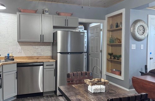 Manville Cottage | Charming single family Cottage, pet friendly w fenced in yard,