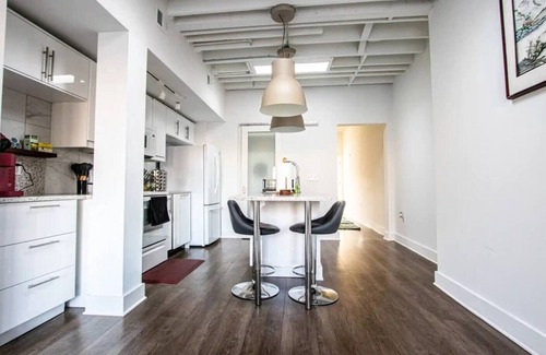 Southmoreland Condo | Charming Space with Parking/King Bed