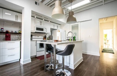 Southmoreland Condo | Charming Space with Parking/King Bed