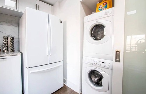 Southmoreland Condo | Charming Space with Parking/King Bed