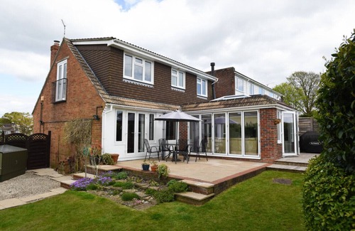Clanfield Apartment | Charming & Spacious Family Retreat with South-Facing Garden