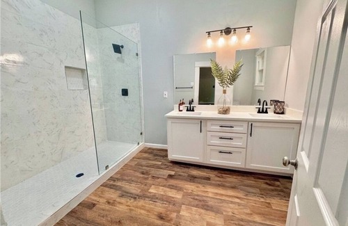 Hillsboro House | Charming spacious house with WiFi walking distance from downtown Hillsboro