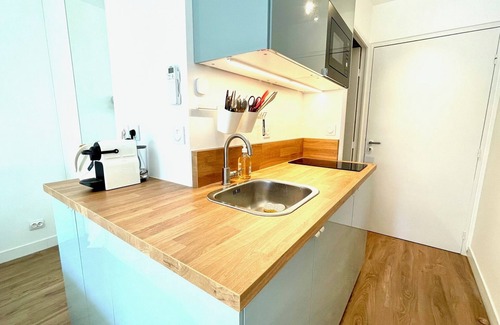 Roquebrune-Cap-Martin Condo | Charming studio in a residence with a swimming pool, tastefully decorated and offering all the comfort you need. Ideally located just steps from the Principality of Monaco and right next to a grocery store open 7 days a week.