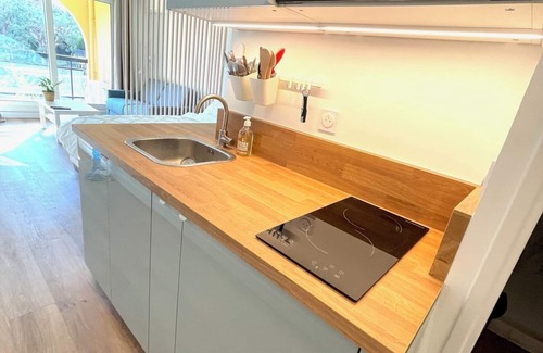 Roquebrune-Cap-Martin Condo | Charming studio in a residence with a swimming pool, tastefully decorated and offering all the comfort you need. Ideally located just steps from the Principality of Monaco and right next to a grocery store open 7 days a week.