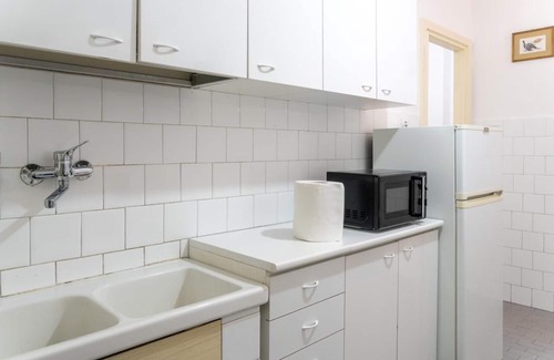 Cinecitta Apartment | Charming studio in Roma with AC, WiFi, WASHING MACHINE for upto 3 person.