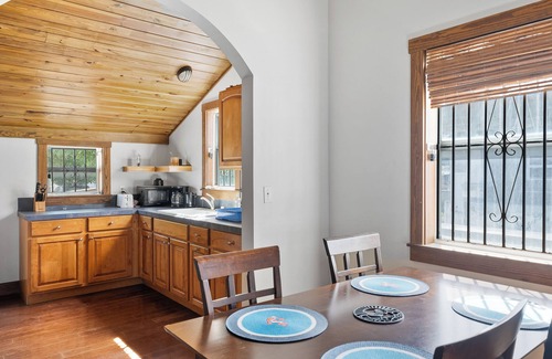 Cockburn Town Cottage | Charming Sunnyside Cottage with Sunset views from the veranda!