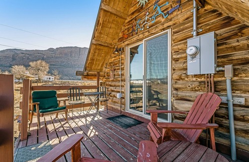 Moab South Valley Cabin | Charming Tiny Home Cabin/Mountain View/Deck