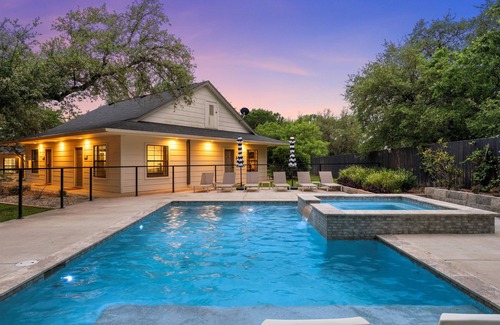 Crawford Cabin | Charming Tiny House Getaway with Pool: 20 minutes from Baylor and Magnolia!