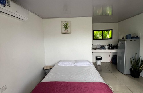 Canton Quepos House | Charming tinyhome with WiFi and AC in perfect Maritima- Sabalo