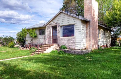 Tropic House | Charming Tropic Home by a Farm Near Bryce Canyon!