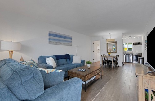 Bradenton Beach Condo | Charming updated beach condo - close to private beach access with pool and grill